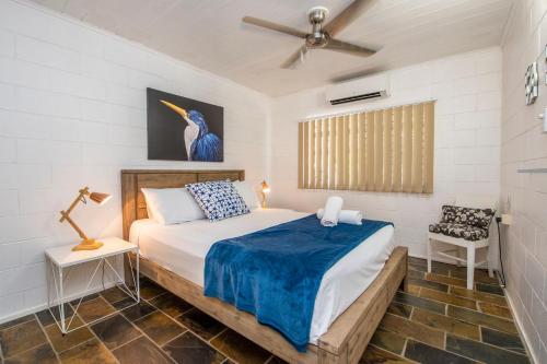 阿卡狄亚Island View Apt 1的一间卧室配有一张特大号床和风扇