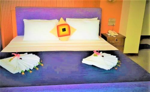 阿努拉德普勒Sooriya Wessagiri Resort的一间卧室配有一张床,上面有两条毛巾