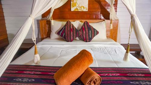 珀尼达岛La Nusa Penida Homestay的一张吊床床,上面有两块面包