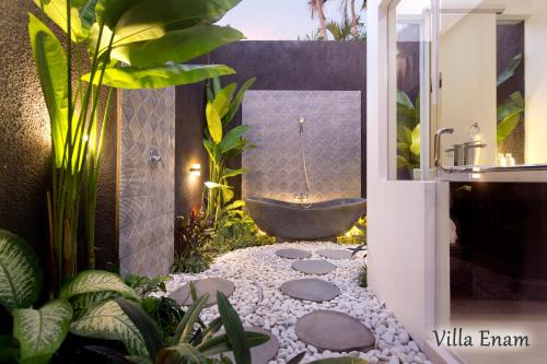 塞米亚克Villa Mia Seminyak - Boutique Villas的花园内带浴缸的浴室