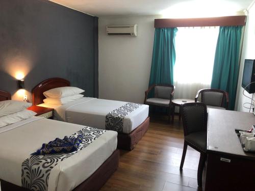 太平赛里马来西亚太平酒店的酒店客房配有两张床和一张书桌