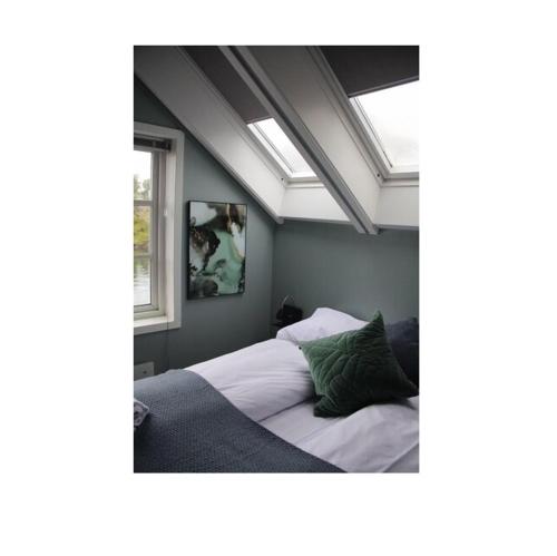 奥镇Å Rorbuer - by Classic Norway Hotels的一间卧室配有一张床和天窗