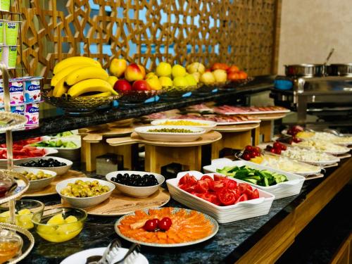 塔什干Garnet Hotel Tashkent的包含不同种类水果和蔬菜的自助餐