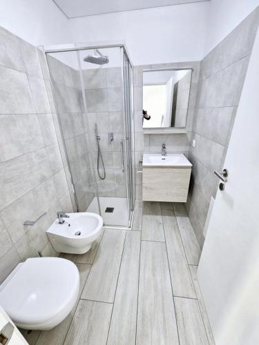 门德里西奥Monolocale a Mendrisio的浴室配有卫生间、盥洗盆和淋浴。