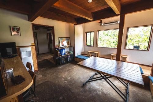 美祢Guest House Himawari - Vacation STAY 31402的一间设有一张大木桌的客房