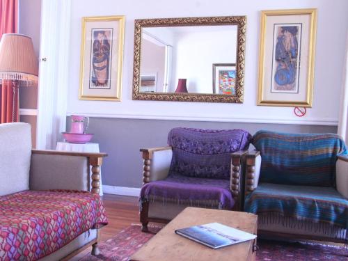 贝尔维尔波士顿旅馆的客厅配有两把椅子和镜子