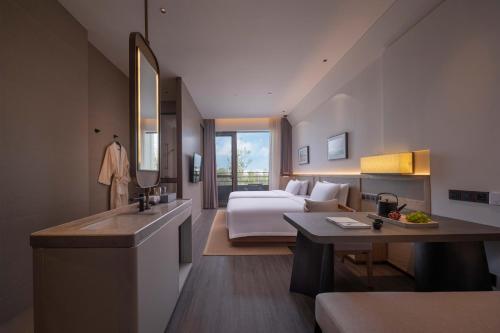 永修吴城远洲酒店的酒店客房设有床和水槽