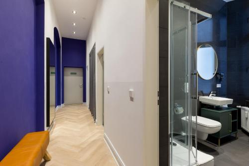 柏林Dilo Apartments - Akazien Residenz Apartment & H20 Apartment Berlin "Superior" 160 sqm的一间带卫生间、水槽和镜子的浴室