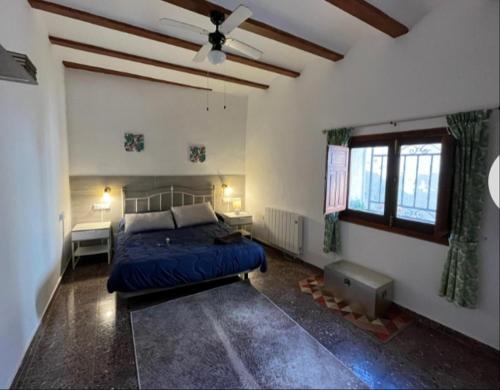 BolbaiteCasa Bella的一间卧室配有一张床和吊扇