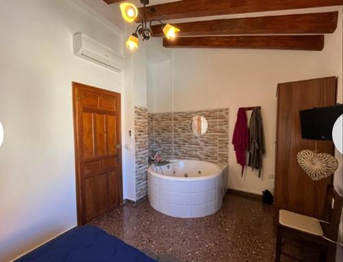 BolbaiteCasa Bella的客房内的浴室设有大浴缸