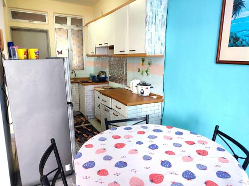 Kampong Tanah Merahseaview studio ocean view resort的厨房配有桌子和冰箱