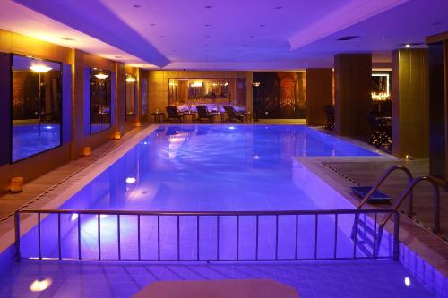 伊斯坦布尔Grand Halic Goldenhorn的紫色照明的酒店的大型游泳池