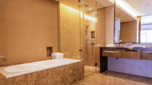 厦门厦门君泰酒店的带浴缸、淋浴和盥洗盆的浴室