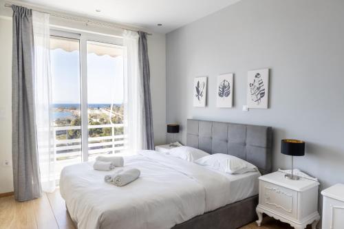 雅典Modern apt in Glyfada a Breath Away from the Sea - The View的一间卧室设有一张大床和大窗户