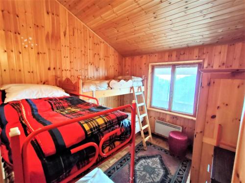 托尔诺Maison Elios 2 CIR-TORGNON-0005的小木屋内一间卧室,配有一张床