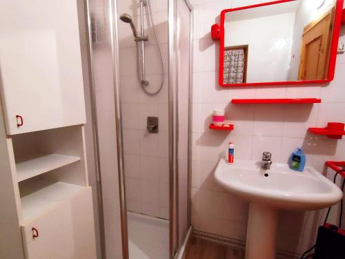 托尔诺Maison Elios 2 CIR-TORGNON-0005的浴室配有盥洗盆和带镜子的淋浴