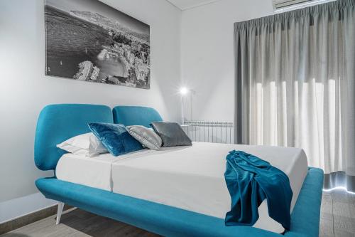 索伦托Conny's House的一间卧室配有一张蓝色调的大床