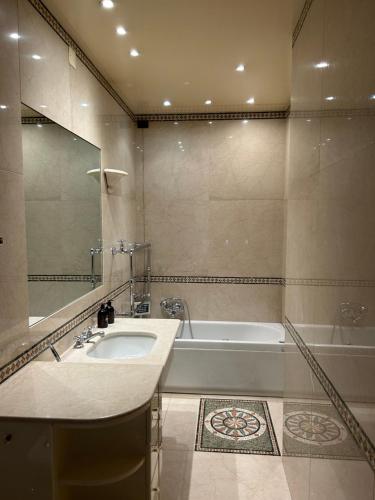 巴里Interno 9的浴室配有盥洗盆和浴缸。