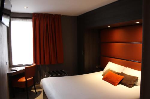 凯恩克洛库斯酒店的配有一张床和一张书桌的酒店客房