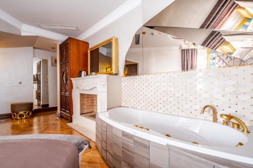 伊斯坦布尔Splendid Studio in Historic Mansion in Beylerbeyi的客房内的浴室设有大浴缸