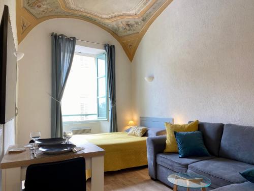 芒通Lovely studio - heart of Menton, near the beach.的客厅配有沙发和1张床