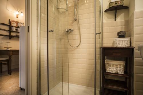 维罗纳Il Calamaio的浴室里设有玻璃门淋浴