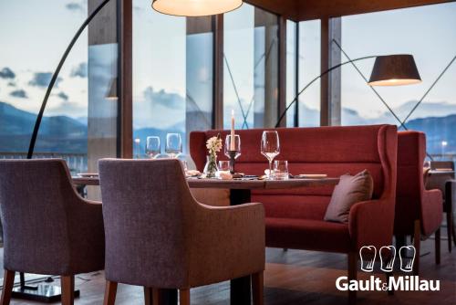 阿皮亚诺苏拉斯特拉达隆格霍夫阿西兹酒店的一间带桌椅和窗户的用餐室