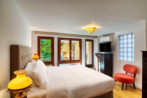 雅典Farmaki Residence, Plaka的卧室配有白色的床和红色椅子