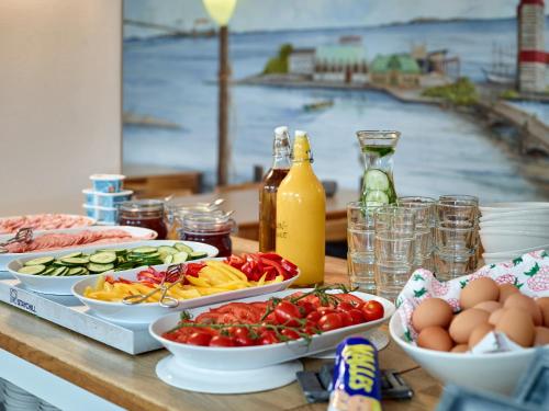 哥德堡Göteborgs Bed & Breakfast的一张桌子,上面放着食物和鸡蛋