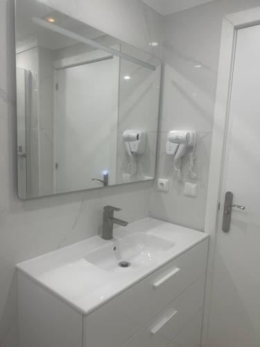 瓦伦西亚Limin Hostel Capsules的白色的浴室设有水槽和镜子