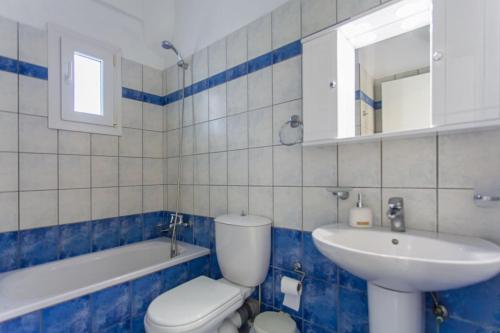 圣斯特凡诺斯Elsa House ground floor的蓝色和白色的浴室设有卫生间和水槽