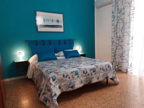 那不勒斯Mary's Sweet Home Napoli的一间卧室配有一张蓝色墙壁的床