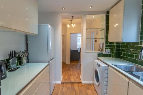 利物浦Cheerful and modern 3 BDR for 7的厨房配有洗衣机、水槽和洗碗机。