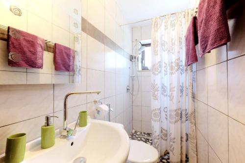 拜尔恩格里斯Pension Merbald的白色的浴室设有水槽和卫生间。