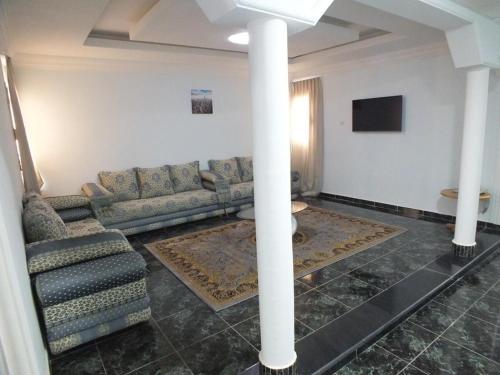 努瓦迪布Hotel El Medina的带沙发和电视的客厅