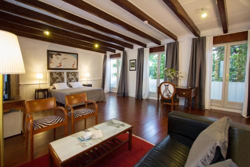 德尼亚查马雷尔艺术精品酒店的客厅配有床和沙发