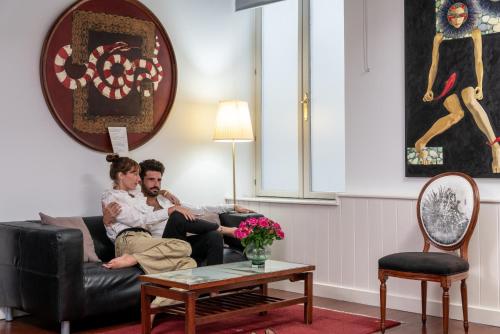 德尼亚查马雷尔艺术精品酒店的两人坐在客厅的沙发上