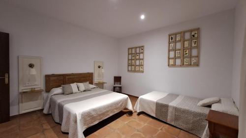 查兹拉德拉谢拉Mirador del Sotillo的白色墙壁客房的两张床