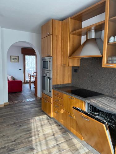 费拉迪普利米罗Casa Berlanda的一间带木制橱柜的厨房和一间客厅