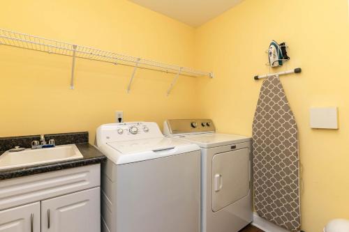 默特尔比奇Spacious Penthouse Ocean Front 7 BR Condo - Ambassador Villas Unit 401的洗衣房配有洗衣机和水槽