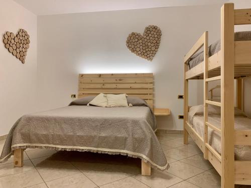 Fossone dʼAdigeAgriturismo Nonno Mario的卧室配有一张墙上心灵床