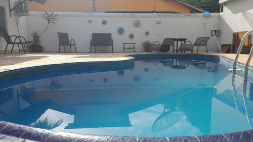 阿拉亚尔达茹达Pousada Sossego do Pirata的庭院里的一个蓝色海水游泳池