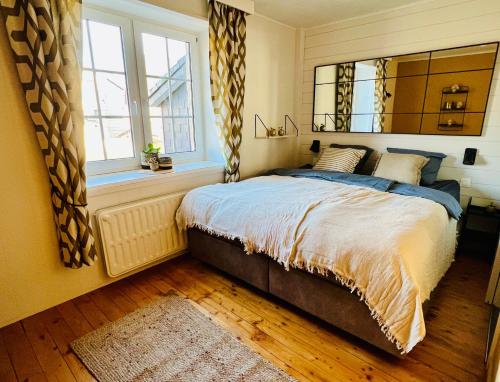 韦姆La Dame du Lac的一间卧室配有一张带镜子的床和窗户