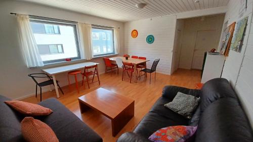特罗姆瑟Tromso Coco Apartments in Center的客厅配有沙发和桌子