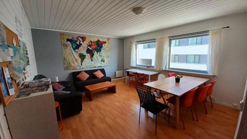 特罗姆瑟Tromso Coco Apartments in Center的客厅配有桌子和沙发
