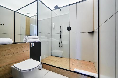 敖德萨Sunday Rooms的带淋浴和卫生间的浴室
