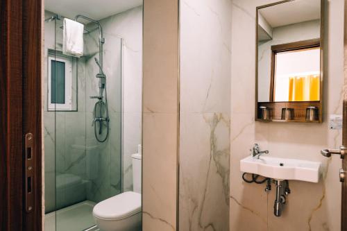 圣保罗湾城普利梅拉酒店的浴室配有卫生间、盥洗盆和淋浴。
