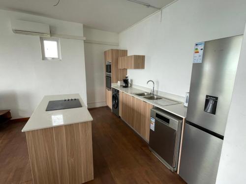 托舵道斯Top floor studio -Villa Ibiza的一个带水槽和冰箱的空厨房
