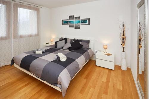 阿维亚诺Center Aviano Comfort Suite FREE PARKING WIFI的一间白色客房内配有一张大床的卧室