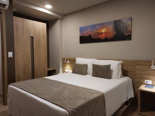 格拉玛多Golden Gramado Resort的一间卧室,卧室内配有一张大床